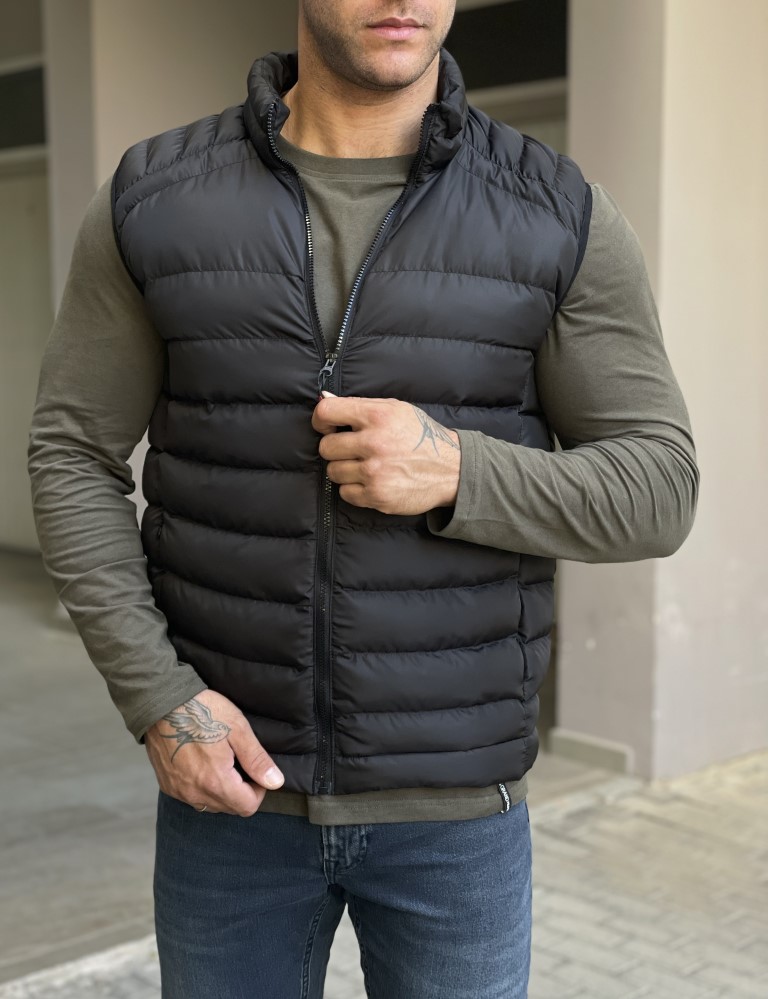 Ανδρικό μαύρο καπιτονέ αμάνικο μπουφάν με αποσπώμενη κουκούλα 3408 φωτογραφία